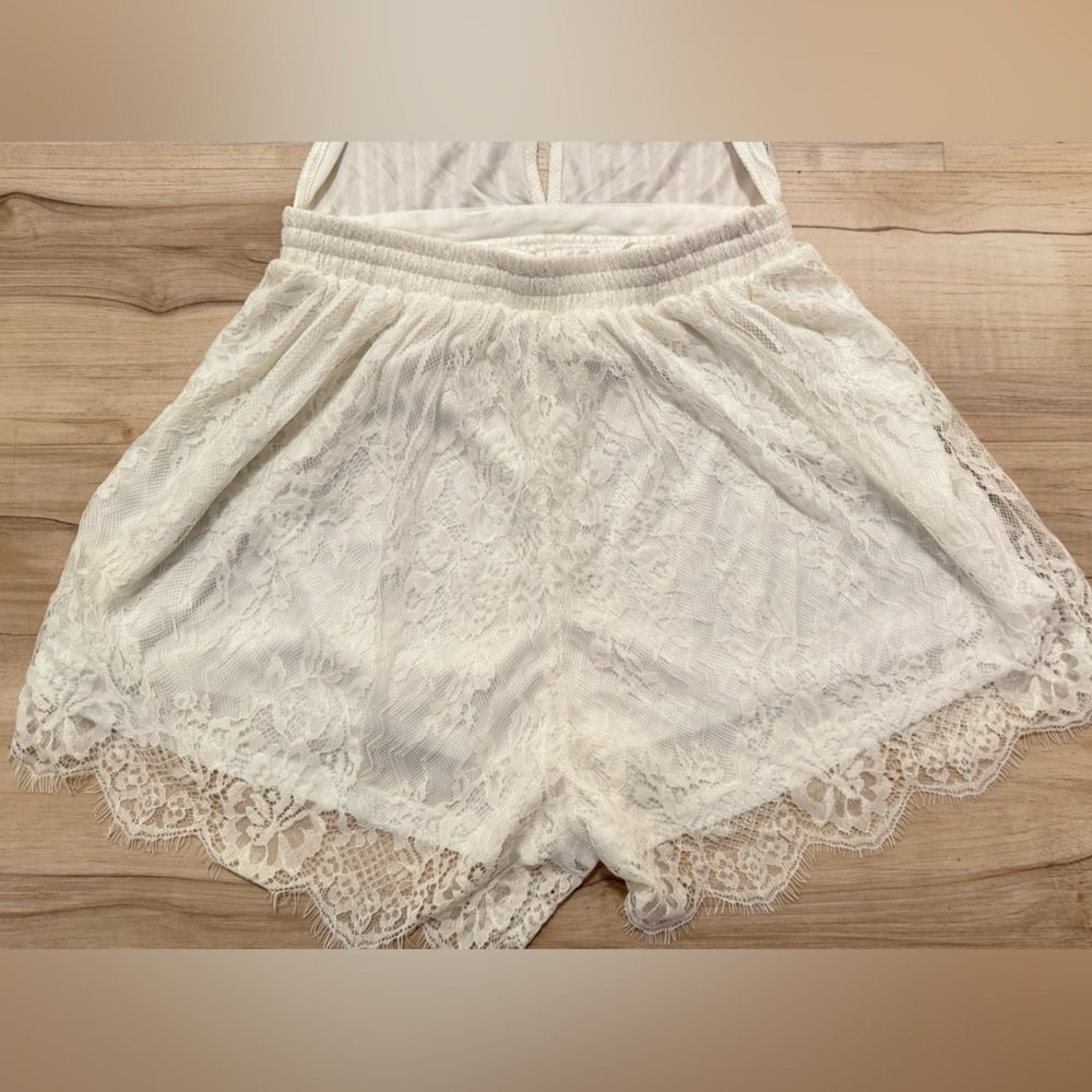 Laced backless romper - Picture 3 of 6